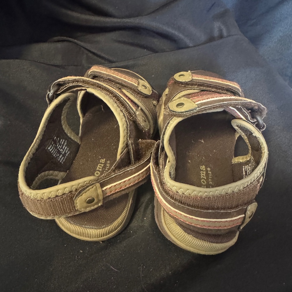 ๐ป Brown and Tan Kids Velcro Sandals EUC - Picture 3 of 5